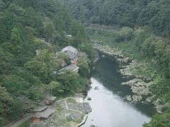 ついで、嵐山公園をのぼる。展望台から、はるか下の保津峡を見下ろす。時間が合えばトロッコ汽車が見える。この川は保津川、大堰川、桂川、淀川と名前を変える。出世魚を思い出す。