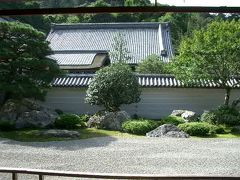 南禅寺の方丈の庭を見る。白砂利の庭だが、左奥に大虎と子虎をかたどった岩と松ノ木が植えてある。龍安寺ほどの極端な構成でないせいか、緊張感少なく、ずっと日常生活的。建物を巡ると、半方丈の庭なども楽しめる。襖絵にも有名なものがある。