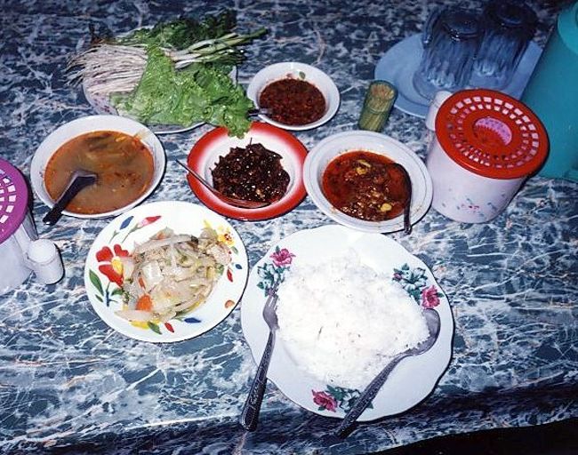 ローカルの食堂での食事の一例