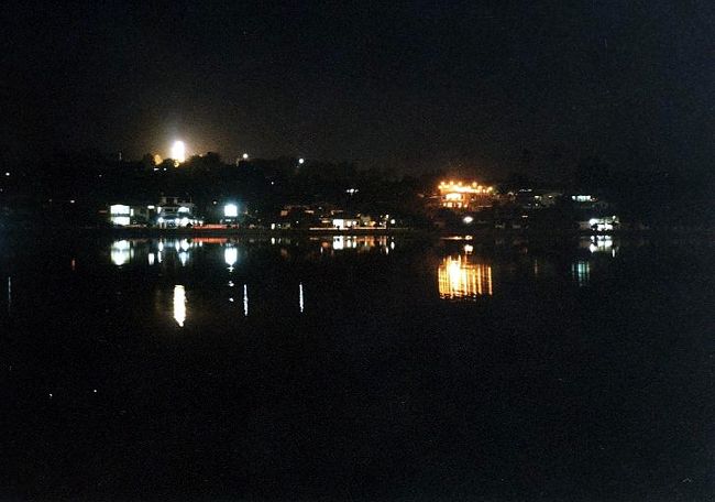 ナウングトーング湖の夜景