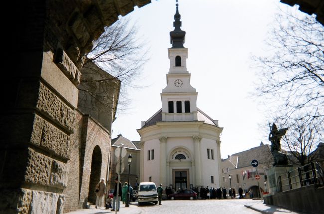 王宮の丘へ向かいました<br /><br />ウィーン門からのルーテル派教会