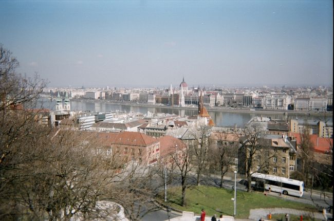 漁夫の砦からのブダペスト<br /><br />川向こうの中央が、国会議事堂