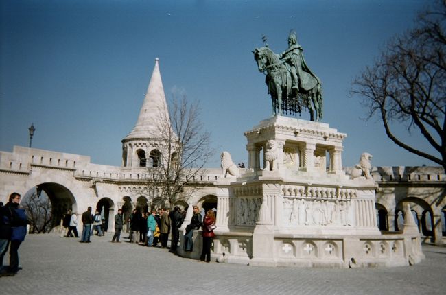 聖イシュトバーンの騎馬像<br /><br />手には、二重の十字架をもっています。