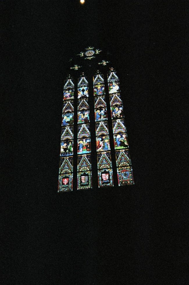 マーチャーシュー教会内のステンドグラス