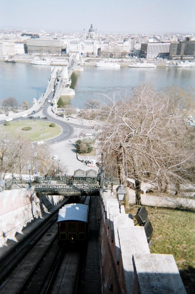 ケーブルカーの下は、クラルク・アーダーム広場<br /><br />その先は、くさり橋