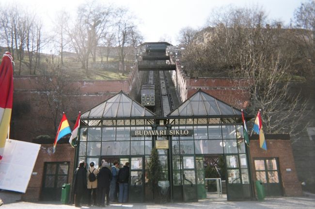 クラルク・アーダーム広場のケーブルカー乗り場