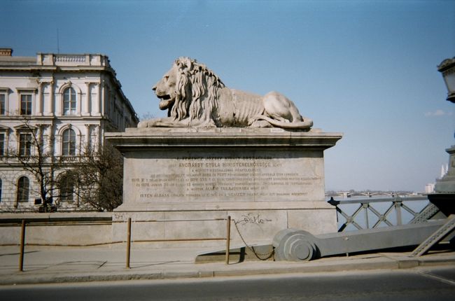 くさり橋のライオン像