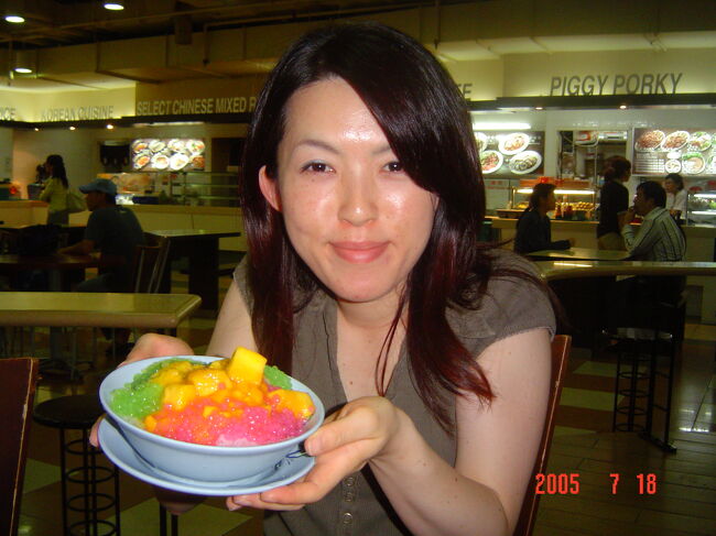 今夜のデザート☆またもマンゴー系デザートです。<br />カラフルなゼリーが楽しくなるっしょ!?<br /><br />お腹いっぱいになった後は、これまたRENDEZVOUSの向かい、コピティアムの隣に位置するセブンイレブンでタイガービールとつまみを購入し部屋に戻りました。<br /><br />ほんと、RENDEZVOUSて便利！！