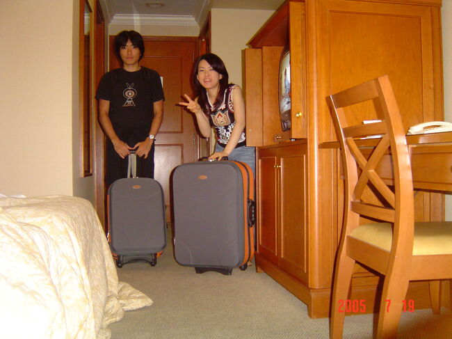 楽しかった旅行も最終日です。ムスタファセンターで買ったスーツケースに荷物をまとめ、チェックアウトです。<br />さらばRENDEZVOUS〜☆