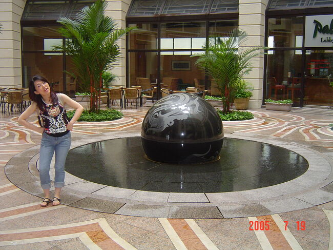 荷物はホテルに預かってもらい、散策に出かけます。<br />RENDEZVOUSはホテル部分と小さい商業アーケード部分にわかれてます。<br />商業アーケードの吹き抜けになっている広場のモニュメントと記念撮影☆