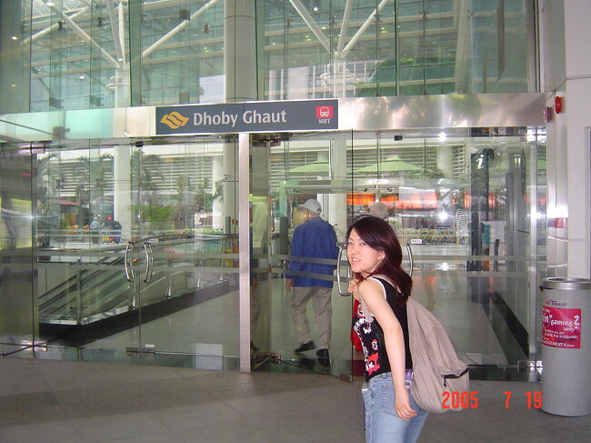 ドービー・ゴート駅に着きました。しかしきれいな駅やなぁ。<br />RENDEZVOUSホテルからの最寄り駅はここになるのですが、多少歩きます。<br />この旅行時は辺りが工事中でもあったため、多少迂回する感じで行かなくてはならず、余計行きづらい感じでした。<br />RENDEZVOUSの目の前からバスが出るので、バスに乗り慣れているのならそれを使う方が便利でしょうね。<br /><br />ところでその工事というのはどうも新しくＭＲＴのMUSEUMと言う駅を作っているようなのですが･･･詳しくわかりませんでした。それができあがればRENDEZVOUSから最も近い駅となります。