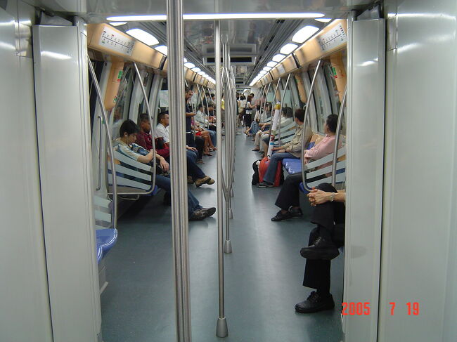 ＭＲＴ車内です。<br />つり革がなく、つかまる棒がずらっと並んでいます。<br />名古屋の地下鉄車両より、広くて明るい感じがします。<br />椅子はプラスチックですが、座り心地は決して悪くありませんよ（狭い都市なので、長時間乗りっぱなしと言うことがないから大丈夫なのでしょうが）