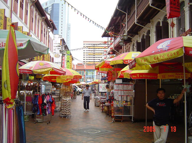 これはトレンガヌ・ストリートでしょうか？<br />いかにも観光客向けって感じです。