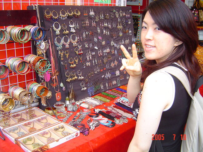 チャイナタウンなのに、インドっぽいアクセサリーが売ってました。