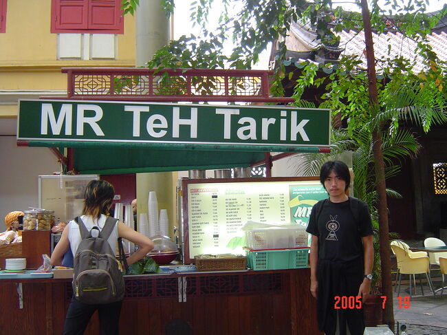 ガイドブックにも載っている、ミルクティのパフォーマンスが見られるカフェだそうです。<br />この後、ヤ・クンのカヤトーストを食べに行くつもりなので何も飲みませんでした。