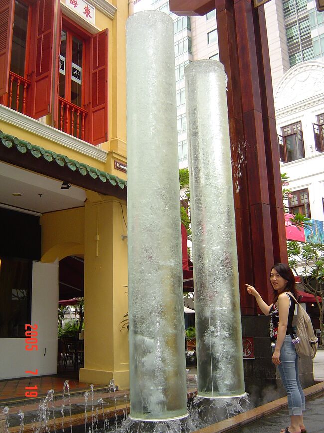 これ凄い！円柱の上から水がこぼれて流れてきてます。<br />暑い国シンガポールならではでしょうね。涼しさを感じます。