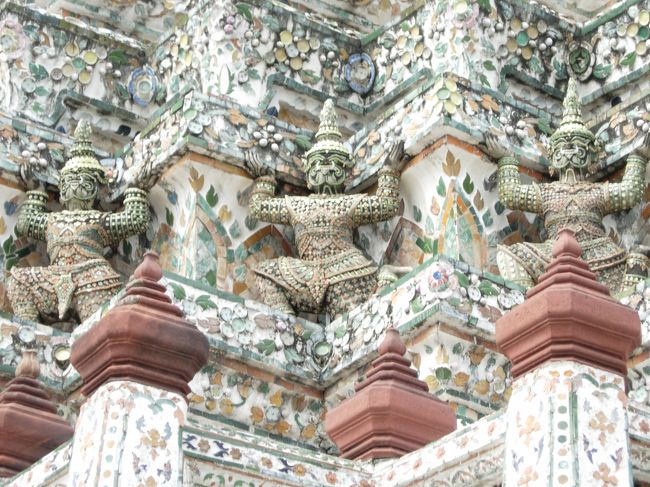 ワット・アルンです。頑張って支えてます!!