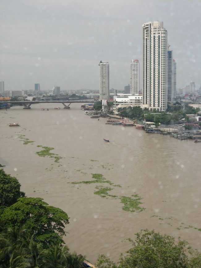 ホテルの部屋から見たチャオプラヤー川です