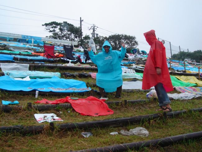 決勝に向けて場所取り。<br />かなり雨です。最悪の天候。。<br /><br />こんな取り方で本当に確保されているんだろうか。<br />