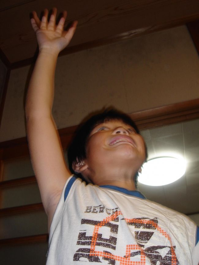 サーキットのすぐ裏で、出会ったご一家のお宅で一泊させていただきました。<br />駐車場、お風呂、お食事・・・何から何までお世話になりホント感謝の一言では表せない体験でした。<br /><br />写真はかなりぶれていますが、そこのお宅のお子さんと遊びました。<br />レギュラーの「あるある探検隊」の西川君の物まねだそうです<br />