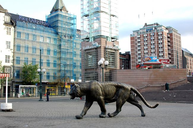駅前広場のど真ん中に　なんじゃこれ！