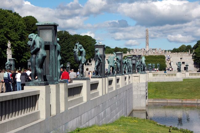 橋の欄干から作られている、生から死までの彫刻です