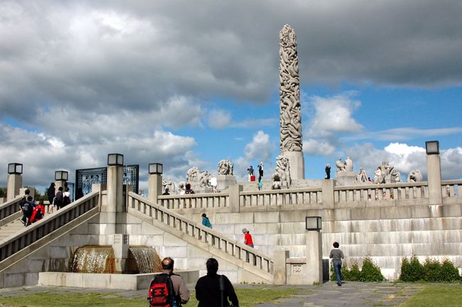 子供から老人までの彫刻が、１７メートルのモノリッテンのまわりに・・・