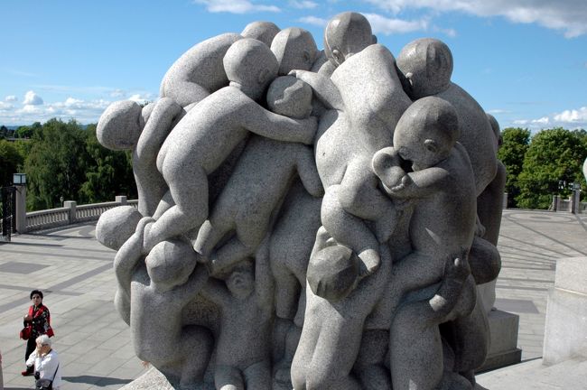 幼年期から老年までの彫刻をどうぞ