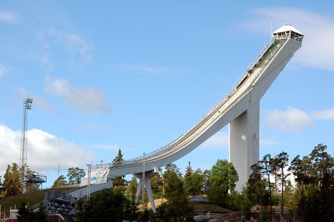 ホルメンコレン・スキージャンプ台　<br />地上６０メートル、海抜３５０メートルのところにあります