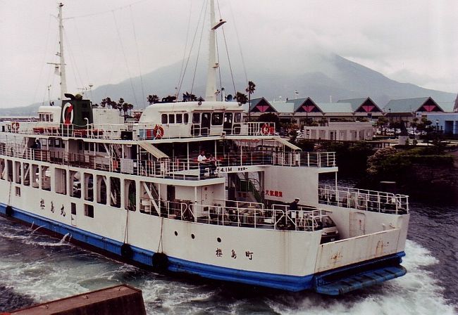 鹿児島、桜島へ渡るフェリー。
