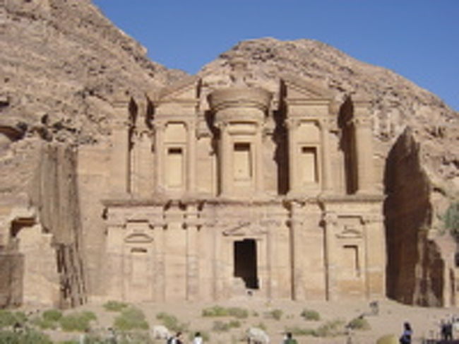 修道院。山の上にあるから、ここまで上り詰めるのが大変！<br />「ロバで行かんかえ〜」と、ベドウインの兄ちゃんが客引きに来た。<br />断ると、「先は長いよ！」だって。<br />本当に先は長かった…。