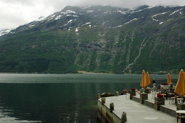 ハルダンゲルフィヨルドの最深部に位置していて、この崖は数kmに及ぶそうです