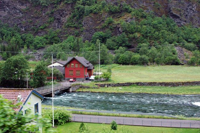 山間のの田園　まるで箱庭のよう