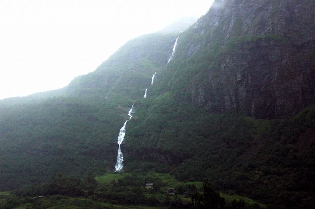 細くて小さそうに見えるけど、水量も多く迫力の高さです