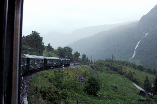 スピードが遅く、窓も開けられるようになっていて、写真が撮りやすい。