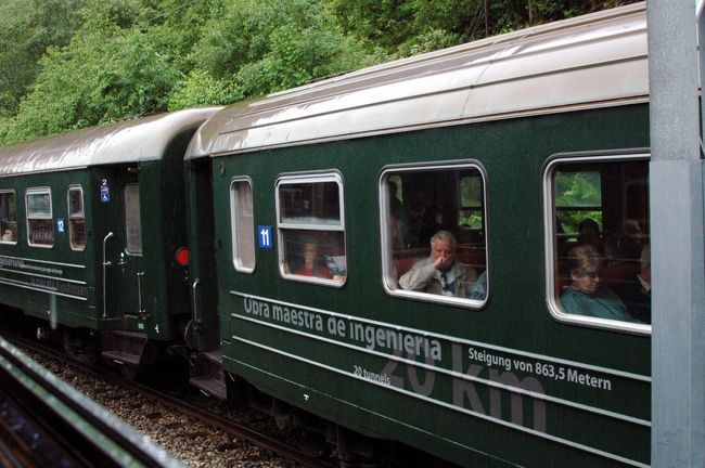 すれ違う列車も、乗車率が高く人気が忍ばれます