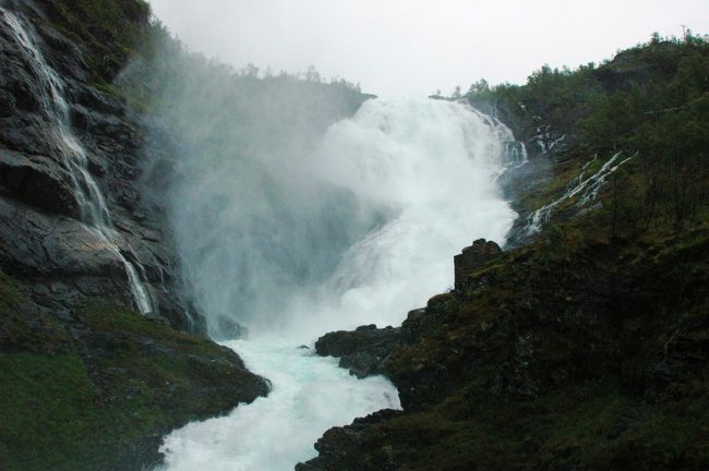 写真ストップのための停車駅です。　<br />ショスの滝。　