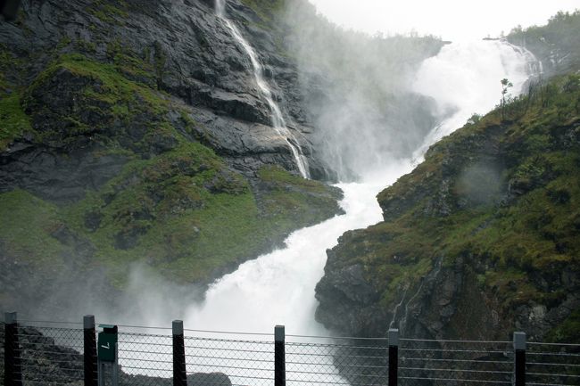 轟音で話し声が聞えません。<br />怒鳴り合う声があちらこちらで・・