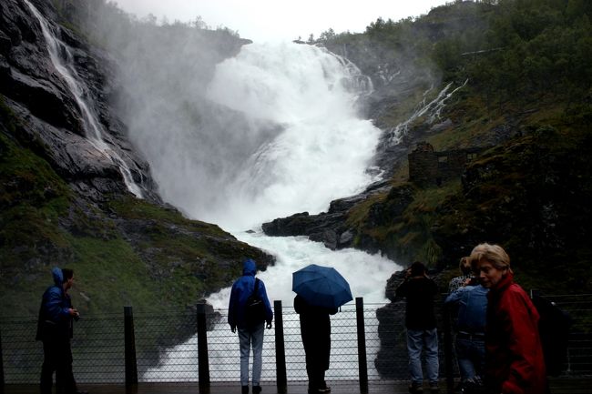 とにかく水煙が猛然とかかってくる。　<br />カメラを出してシャッターを押してはカバーをかぶせる事の繰り返し。