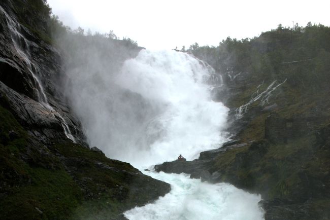 んっ！？　あんなところで赤いドレスの女性が舞いを・・・