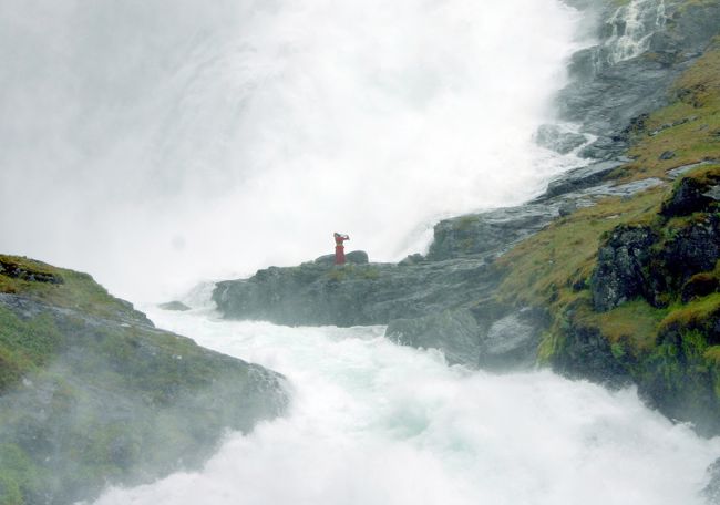 信じられない。　<br />ここでもすごい水しぶきだというのに・・・