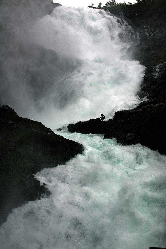後で聞いたら、男性が女装をしているとの事でした。　　<br />見えている部分で落差９３メートル、全落差は２２５メートルもあります。<br /><br />このあとヴェルゲン鉄道に乗換え、ヴォスの駅からバスでベルゲンへ向かいました