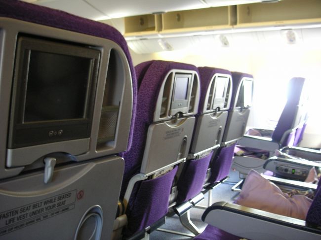 機内はエコノミーでもパーソナルテレビ完備。<br />４時間程度ではありますが、飛行機に乗ってる時間って、旅の気分を盛り上げるためにも結構重要。