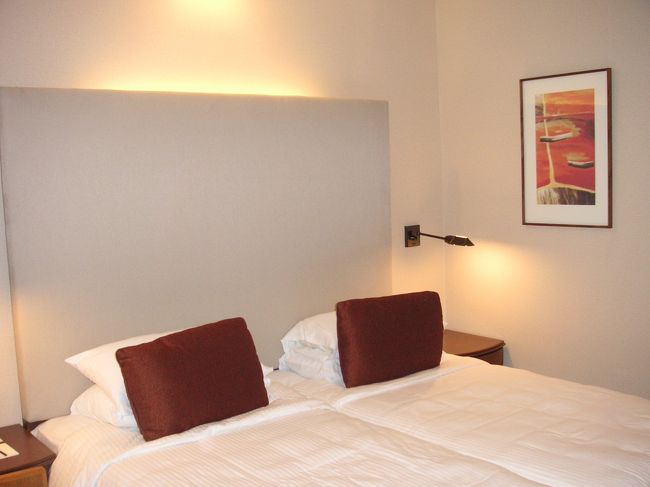 今回の宿、『Traders Hotel』です。<br />シンプルだけど、清潔な感じです。