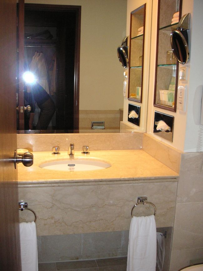 ホテルの洗面所＆お風呂。<br />なぜか洗面所の下から部屋で見てるテレビの音が流れてました・・・。<br />なぜ！？<br />