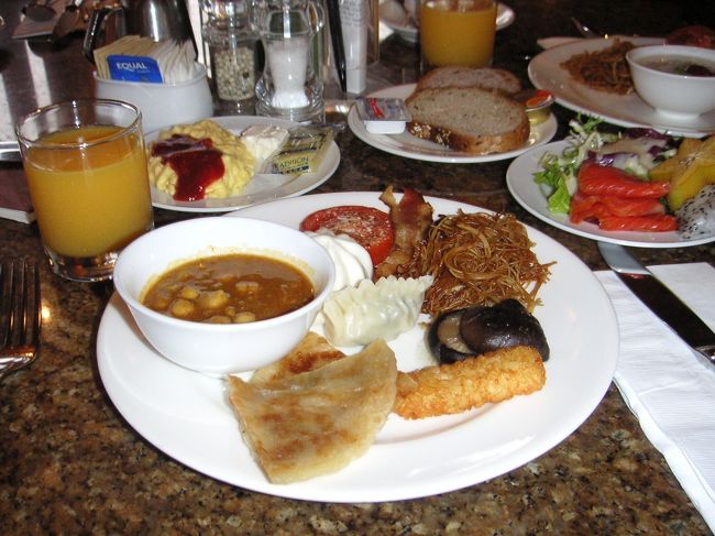 翌朝の朝食です。<br />アジア色満載。<br />カレーとナン、結構おいしかったです。