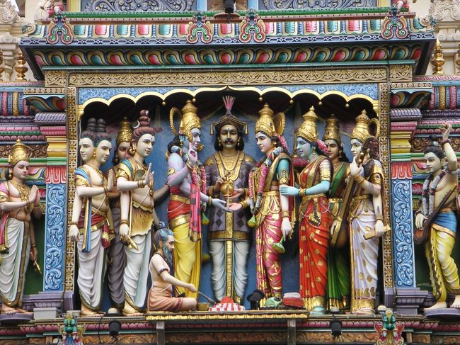 ２日目はツアーで観光がついていました。<br />朝一番は『スリクリシュナン寺院』です。<br />結構早い時間だったのに、寺院にはもう人が集まっていました。<br />それにしてもカラフル！！