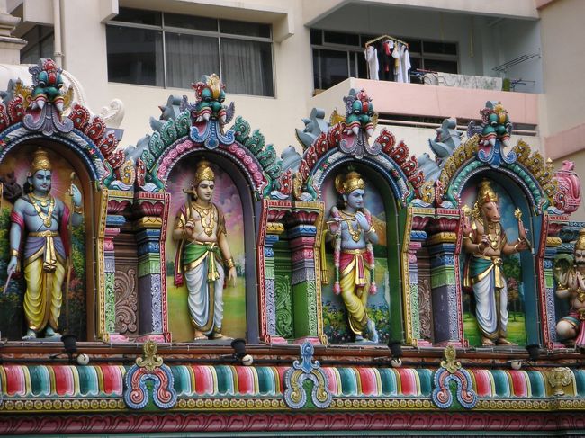 端っこの馬ヅラ、というか馬はナンだろう？<br />後ろのバルコニーの洗濯物がなんだかなあ。