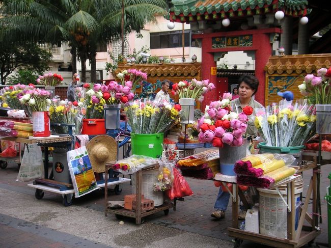 スリクリシュナン寺院前の花市場。<br />仏壇用、というかお供え用の花でしょうか？<br />ビビッドなカラーにちょっと不機嫌そうなおばさん。<br />朝早いからかな？