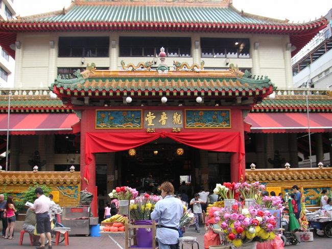 スリクリシュナン寺院のお隣、『観音堂』です。<br />こちらの中はお祈り（というのかな？）する地元の方々でいっぱいでした。